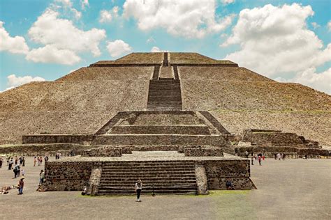 El Misterio del Fuego Celestial en Teotihuacán: Un Fenómeno Astronómico y Sus Posibles Consecuencias Socio-Políticas